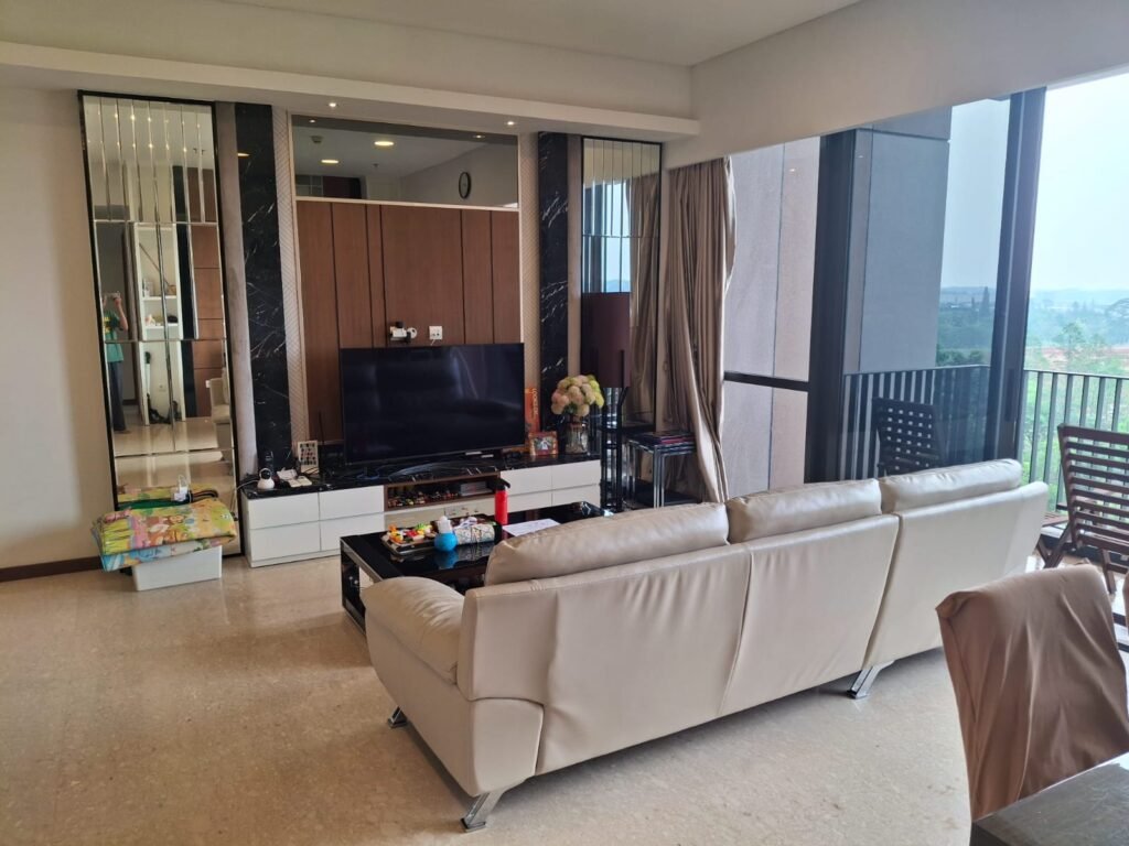 ruang tamu apartemen modern putih gelap